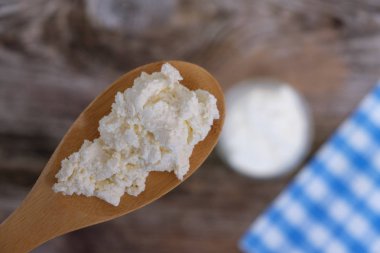 tahta kaşık taze peynir ile