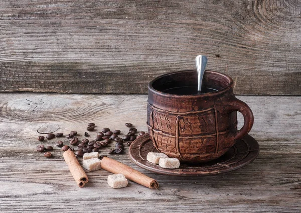 木の板に大きな陶器のマグカップでコーヒー — ストック写真