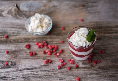 süzme peynir tatlı bir cam ölçek berry soslu