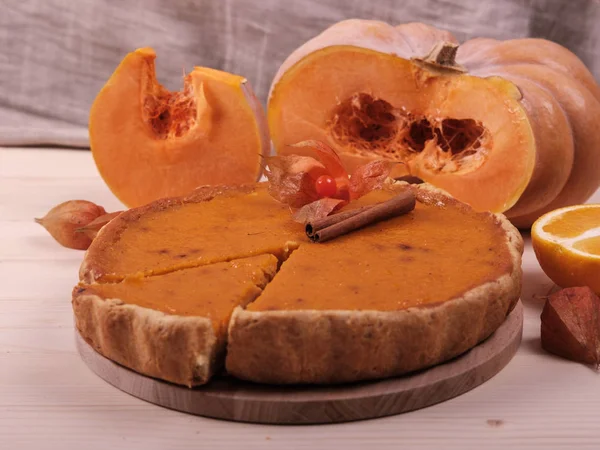 Американский тыквенный пирог, тыква, апельсин и физалис — стоковое фото