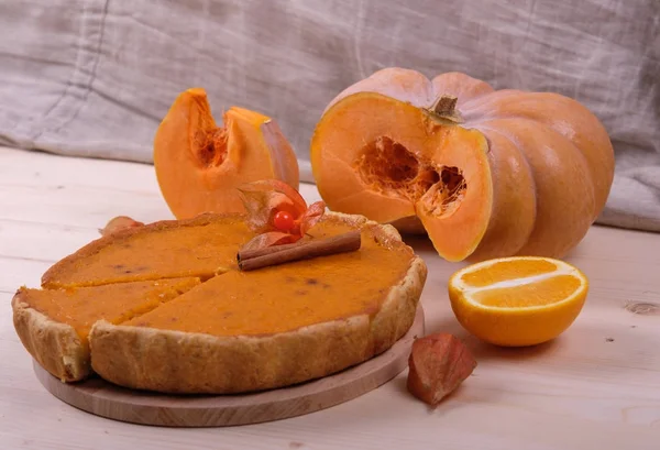 Pastel de calabaza americano, calabaza, naranja y physalis — Foto de Stock