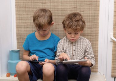 İki kardeş, yaş 4 ve 7 smartphone ve tablet üzerinde oyun