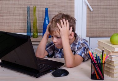 Avrupa çocuk kitapları ve laptop ile masada