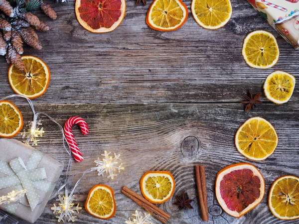 kurutulmuş portakal, şekerler, köknar ahşap arka plan dallarda