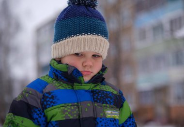 Kışın sokakta kızgınlık bir duygu ile Avrupa çocuk