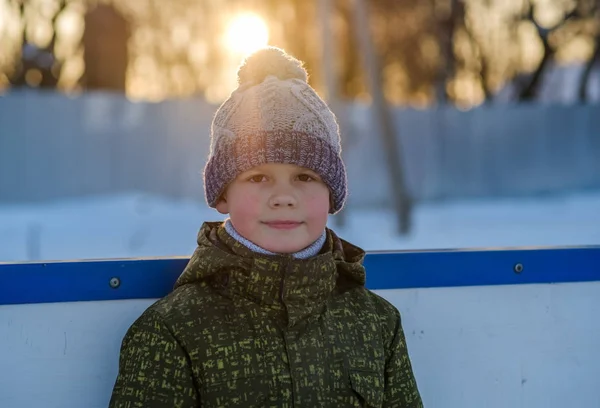 Porträtt av en pojke utomhus skridskobana på vintern — Stockfoto