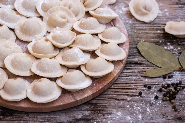 Gnocchi congelati su un asse di legno — Foto Stock