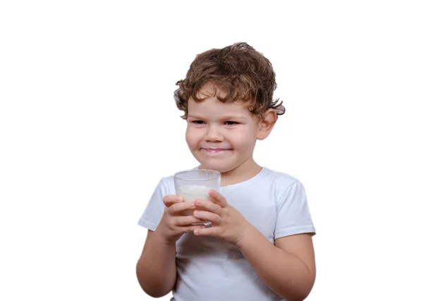 Милый европейский мальчик, пьющий молоко на белом фоне — стоковое фото