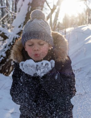 yakışıklı bir yürüyüş bir kış gününde