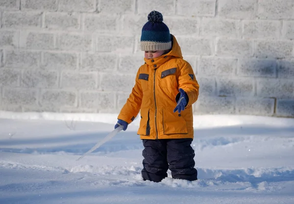 Európai fiú nagy jégcsap egy séta — Stock Fotó