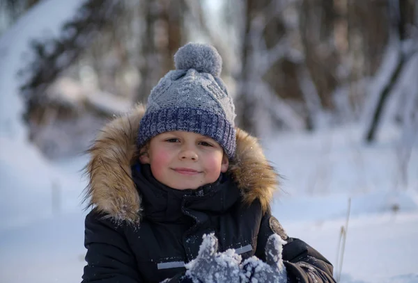Lycklig pojke visar som att gå på vintern — Stockfoto