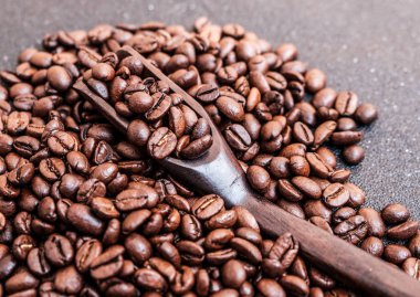 Tahta kaşıkta kahve çekirdekleri.