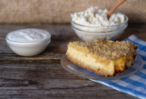 Ekşi krema, peynir ve Royal cheesecake masanın üzerine bir parça