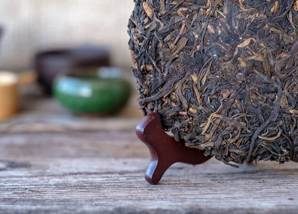 Китайский чай Puer в форме маленького блинчика — стоковое фото