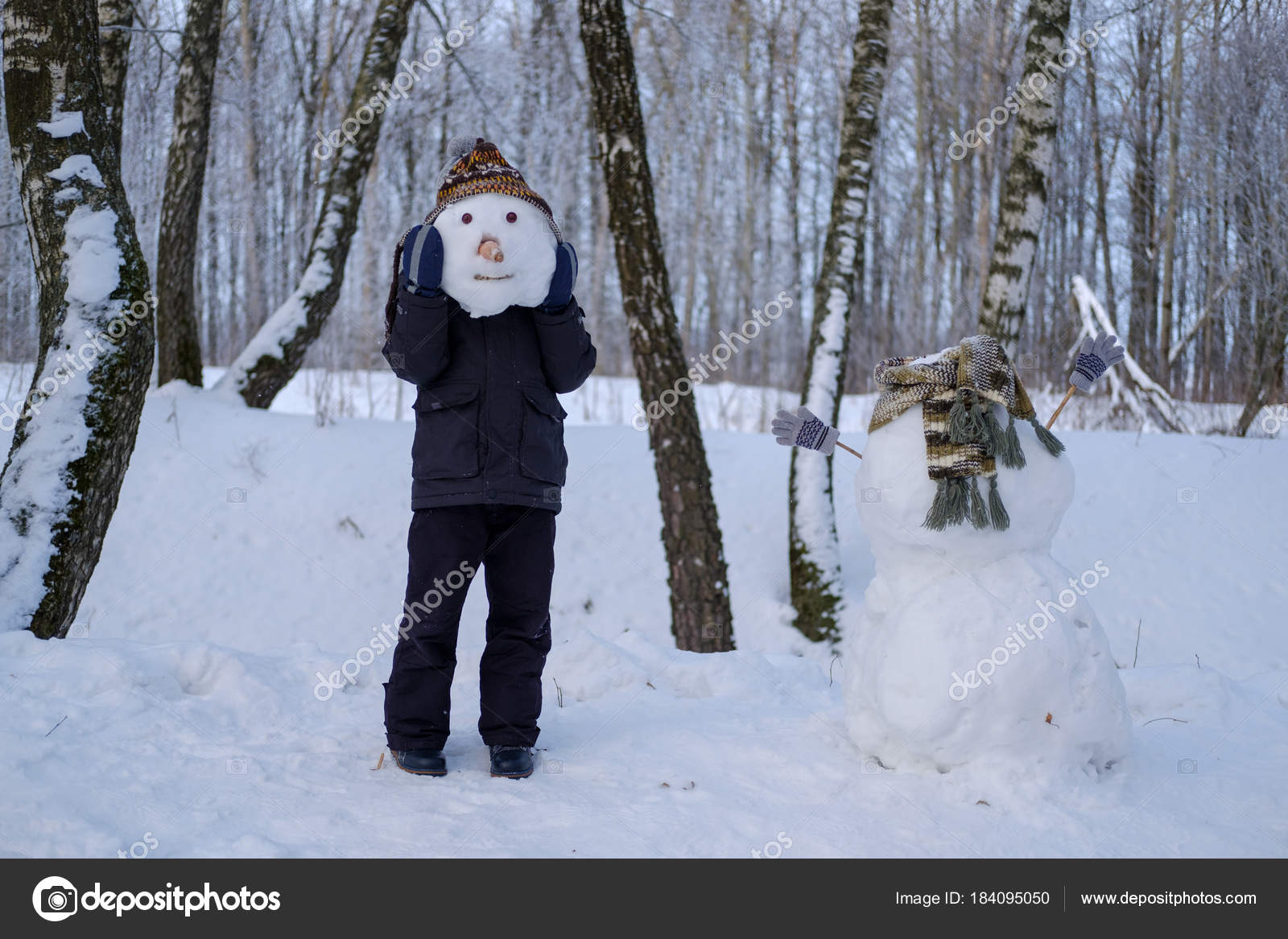 Mignon Garçon Européen Bonhomme Neige Drôle Dans Forêt