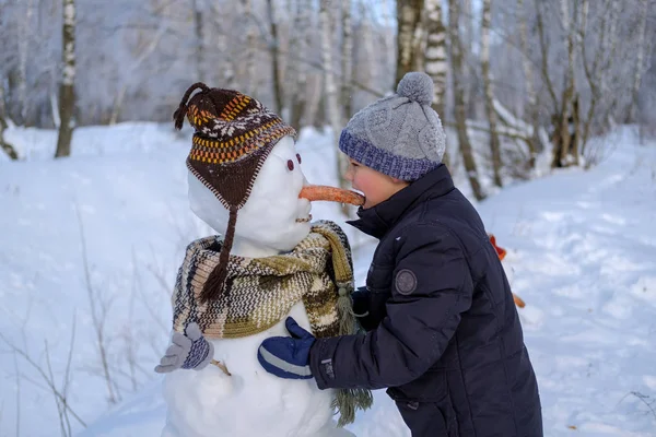 Söt Europeiska Pojke Och Rolig Snögubbe Snöiga Skogen Vinterdag Snön — Stockfoto