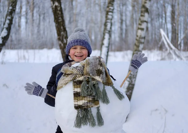 Söt Europeiska Pojke Och Rolig Snögubbe Snöiga Skogen Vinterdag Snön — Stockfoto
