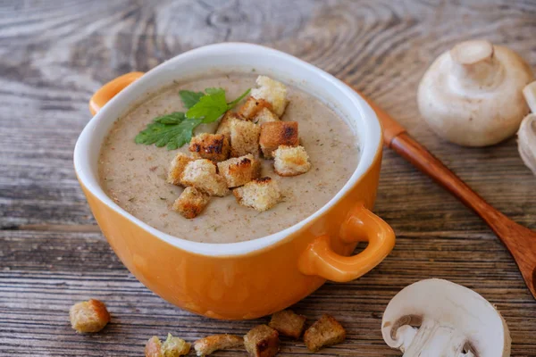 Reine Suppe mit Pilzen und Croutons — Stockfoto
