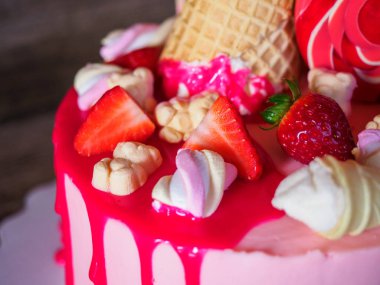 güzel soluk pembe ev yapımı pasta pişirme