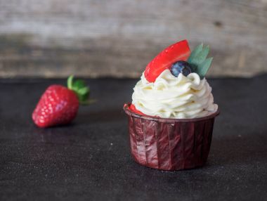 Lor krem ve çilek ile cupcakes