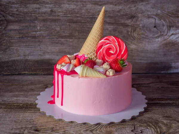 Hermosa torta casera rosa pálido hornear —  Fotos de Stock