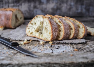 ciabatta ahşap bir masa üzerinde zeytinli