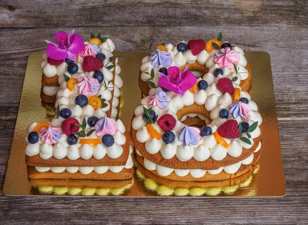 Домашний торт в виде номера восемнадцать — стоковое фото