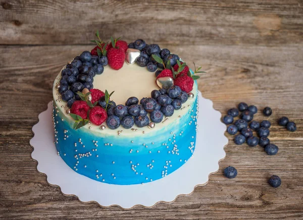 Домашний бледно-синий торт с черникой и малиной — стоковое фото