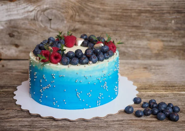 Casa pastel azul pálido con arándanos y frambuesas — Foto de Stock