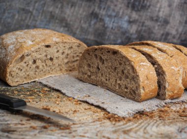 ahşap bir masa üzerinde ciabatta ekmeği