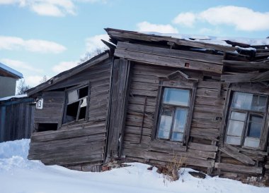 Windows ile eski yıkık ahşap ev