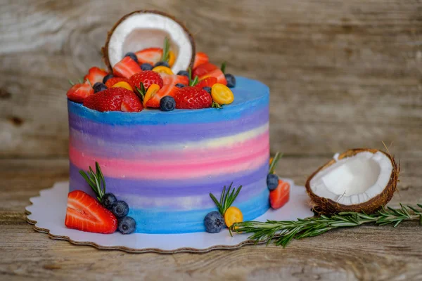Pastel casero con fresas, arándanos y coco —  Fotos de Stock