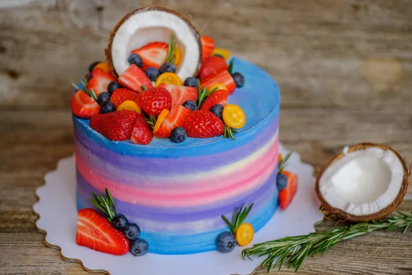 Pastel casero con fresas, arándanos y coco —  Fotos de Stock