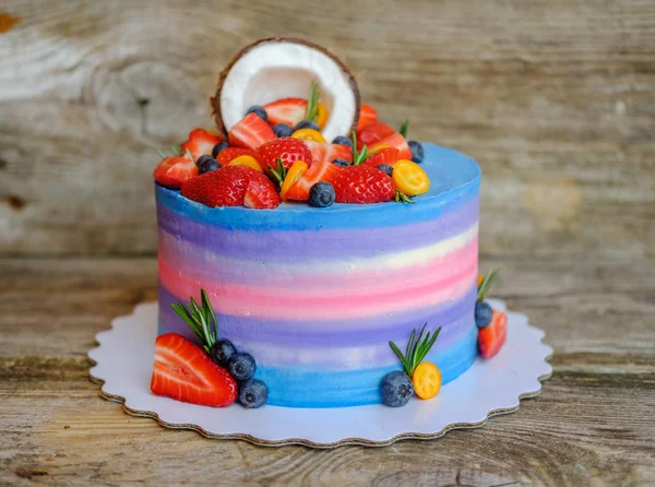 Gâteau maison aux fraises, bleuets et noix de coco — Photo