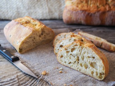 Masanın üzerinde zeytinli ciabatta ekmeği