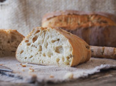 Masanın üzerinde zeytinli ciabatta ekmeği