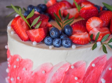 Beyaz pembe krema ve çilek ile ev yapımı kek