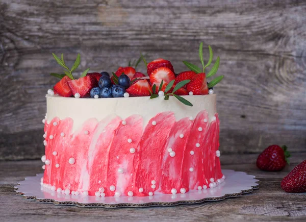 Hausgemachter Kuchen mit weißer rosa Sahne und Erdbeeren — Stockfoto