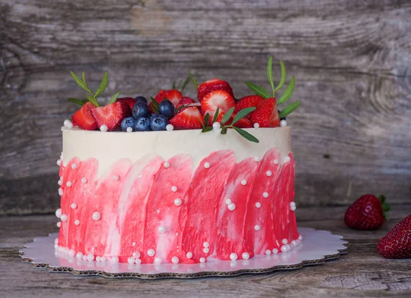 Pastel casero con crema rosa blanca y fresas — Foto de Stock