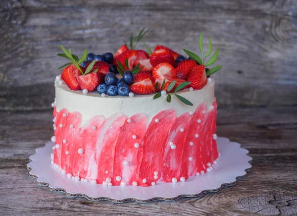 白ピンクのクリームと苺を自家製ケーキ — ストック写真