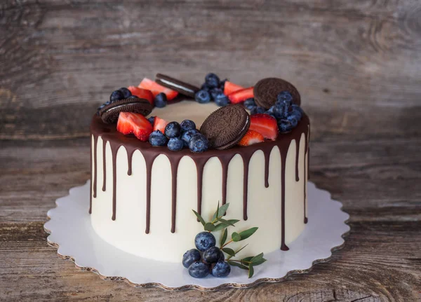 Beau gâteau fait maison aux fraises et aux bleuets — Photo