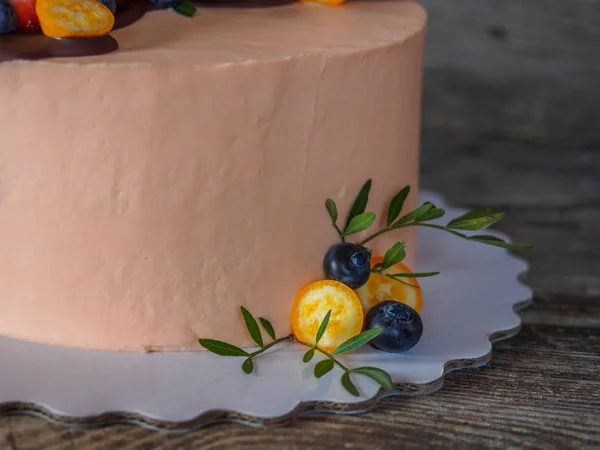 Hermoso pastel casero con fresas y arándanos — Foto de Stock