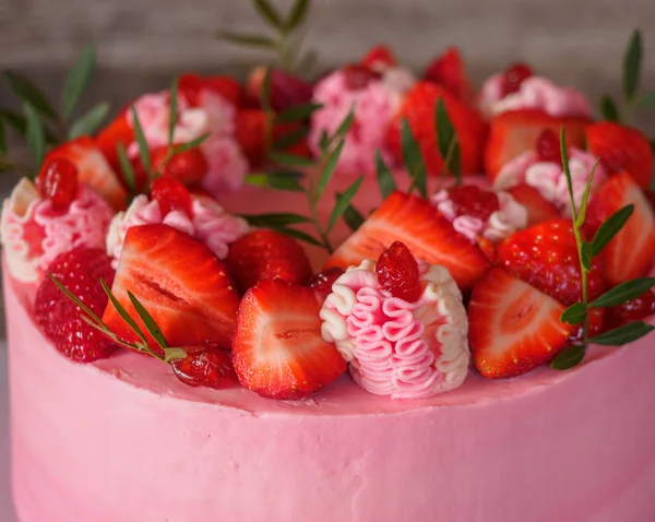 Zelfgemaakte teder roze cake met aardbeien — Stockfoto