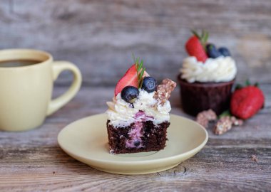 Çilek ile çikolatalı kek