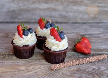 Çilek ile çikolatalı kek