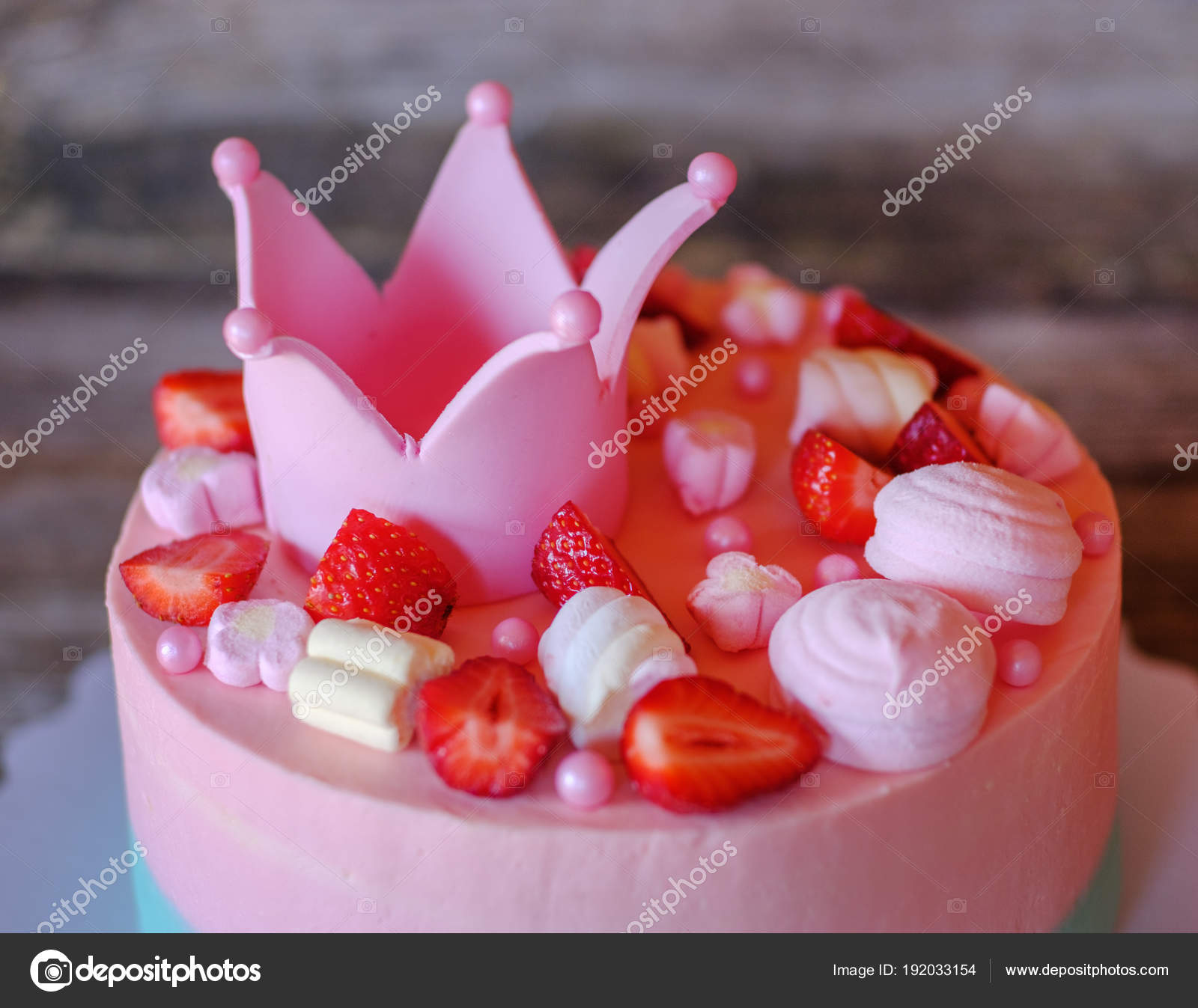 Beau Gateau Rose Fait Maison Avec Couronne Princesse Image Libre De Droit Par Androsov58 C