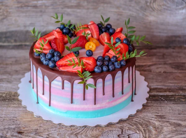 pembe ve turkuaz krem peynir frosting ile güzel ev yapımı kek