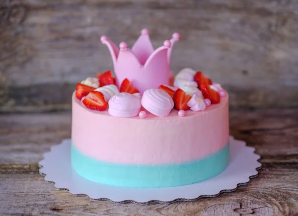 美丽的家做粉红色蛋糕与公主冠 — 图库照片