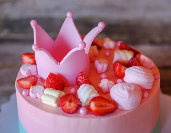 Bella torta rosa fatta in casa con corona principessa — Foto Stock