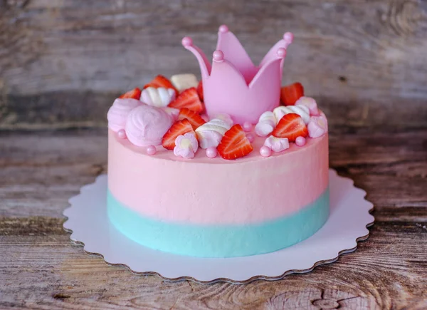 美しい自家製ピンクのプリンセス ケーキ クラウン — ストック写真
